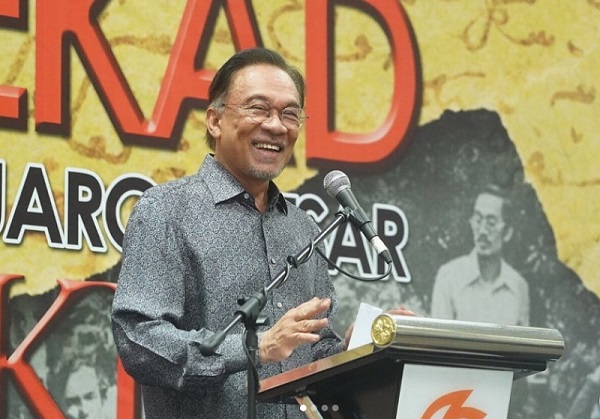 Anwar Ibrahim memohon agar Mahathir Mohamad bertahan