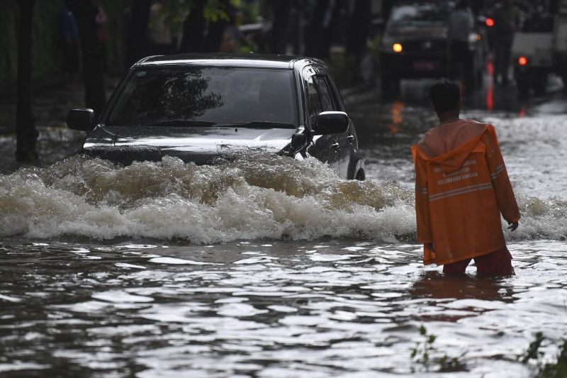 Banjir surut, beberapa ruas jalan di Jakarta masih tergenang