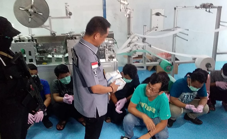 Polisi gerebek pabrik masker ilegal di Cakung