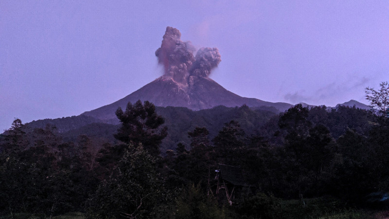 Gunung Merapi kembali erupsi pagi tadi
