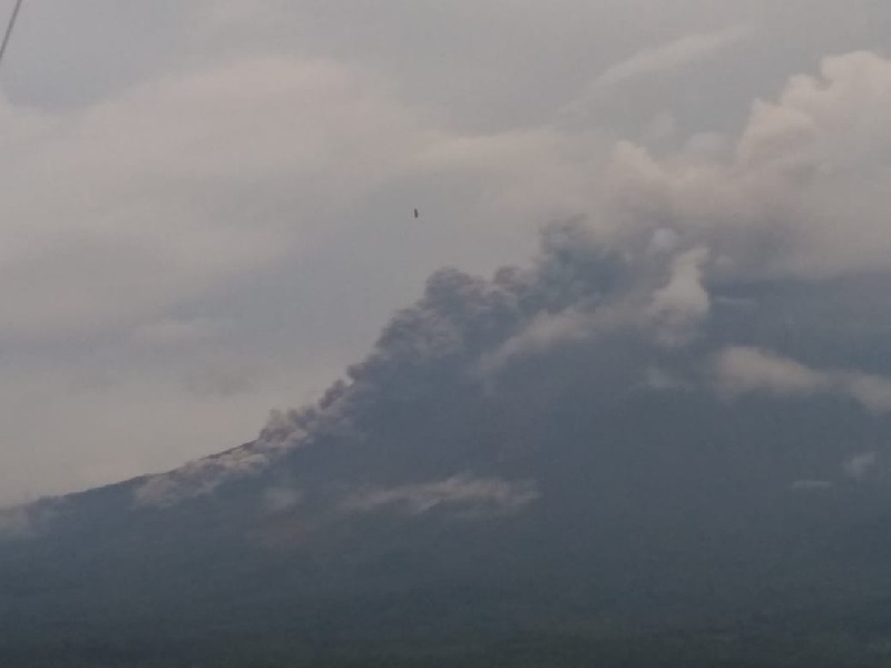 Gunung Semeru keluarkan awan panas sejauh 3 kilometer