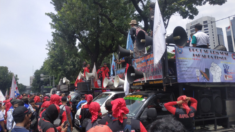 Tolak <i>omnibus law</i>, ribuan buruh demo di depan Balai Kota