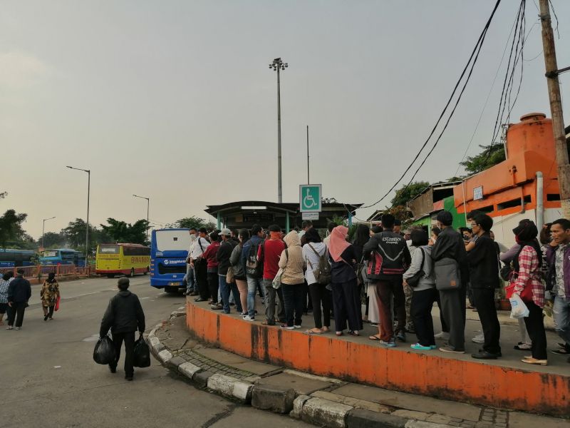 Hindari penumpukan, penumpang TransJakarta diminta atur waktu pulang