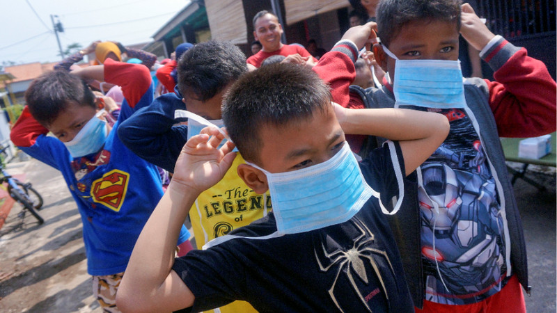 Cegah corona, Polda Metro bagi-bagi masker-<i>hand sanitizer</i>
