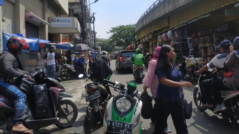 Aturan PSBB terbit, PKL di Jakarta masih berjualan