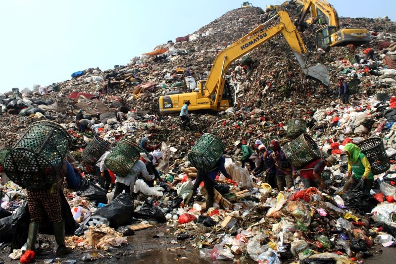 Selama WFH, sampah yang diangkut ke Bantargebang berkurang
