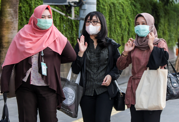 Warga Jakarta diminta hancurkan masker sebelum dibuang