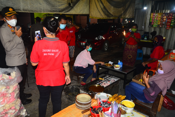 Nekat 'ngafe', puluhan pemuda Surabaya langsung jalani rapid test