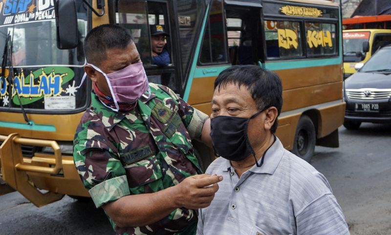 Masyarakat diminta gunakan masker kain katun berlapis tiga