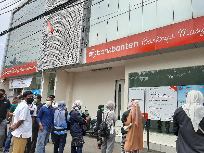 Pemprov dan warga Banten tarik uang dari Bank Banten  
