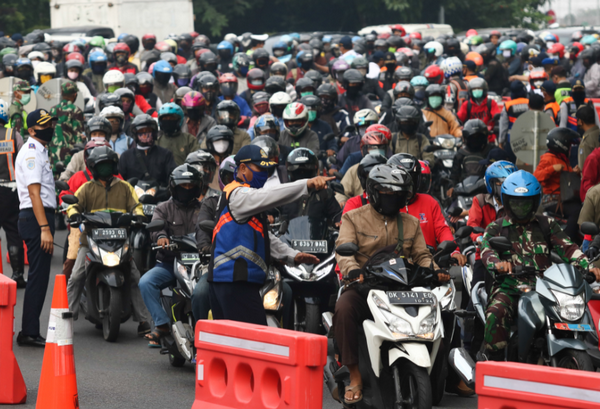 PSBB berlaku, Bundaran Waru Surabaya macet