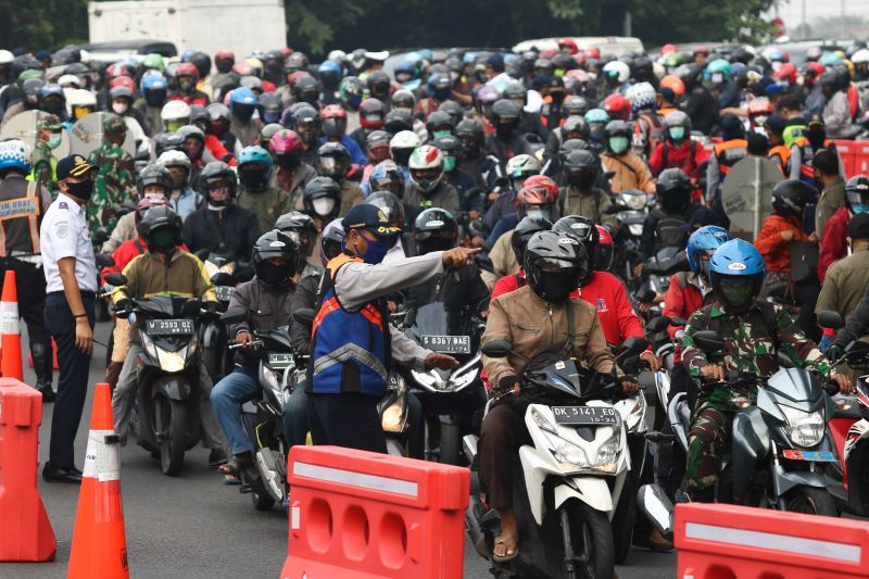 Banyak pelanggaran, PSBB Surabaya Raya diwarnai penumpukan kendaraan