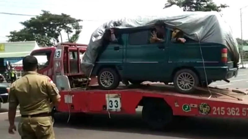Petugas gagalkan pemudik yang diangkut truk </i>towing</i>
