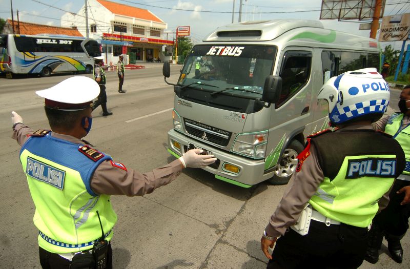 Polisi cegat lima mobil travel bawa puluhan pemudik