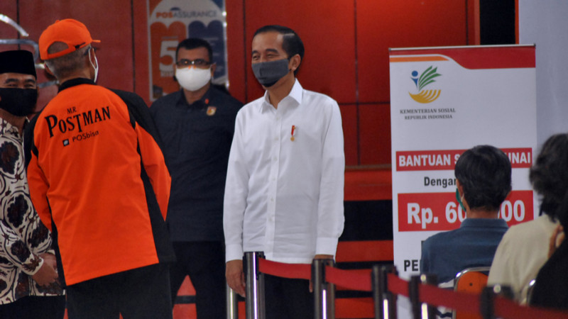 Jokowi tinjau distribusi sembako di Johar Baru Jakarta