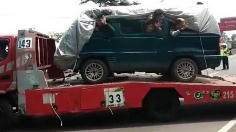 Polda Jatim sita truk <i>towing</i> dan mobil pemudik