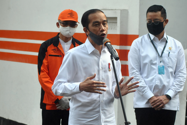 Jokowi minta 3 lembaga turun tangan awasi bansos Covid-19