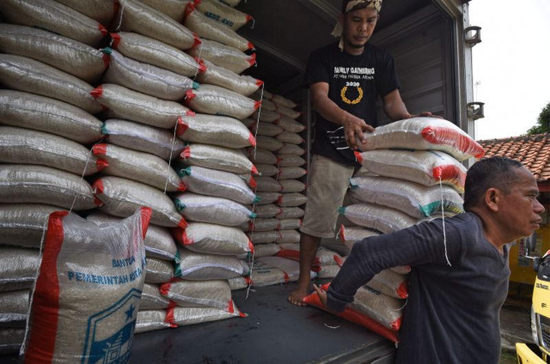 Sejumlah Anggota DPRD Banten dapat CSR beras 2 ton dari BJB