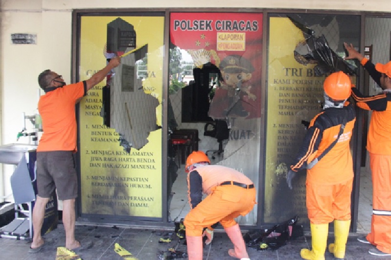 Ratusan polisi-TNI diturunkan pascaperusakan Polsek Ciracas