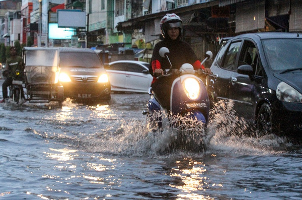 Hujan 3 jam, sejumlah ruas jalan di Jakarta tergenang