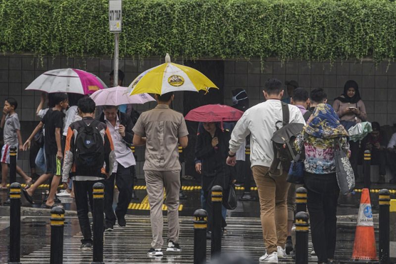 Hujan disertai petir bakal guyur Jakarta siang ini