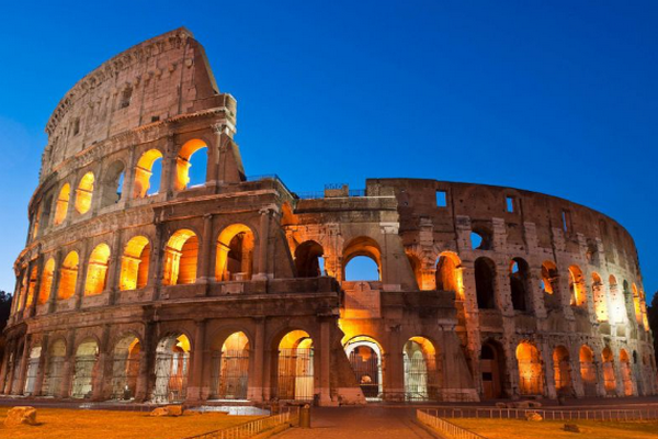 Ukir inisial nama di Colosseum Roma, turis asing didenda
