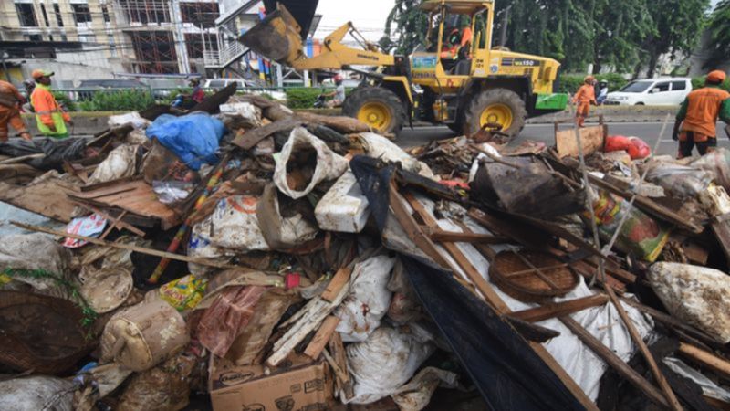 Dinas LH DKI angkut 286 meter kubik sampah dari aliran Ciliwung