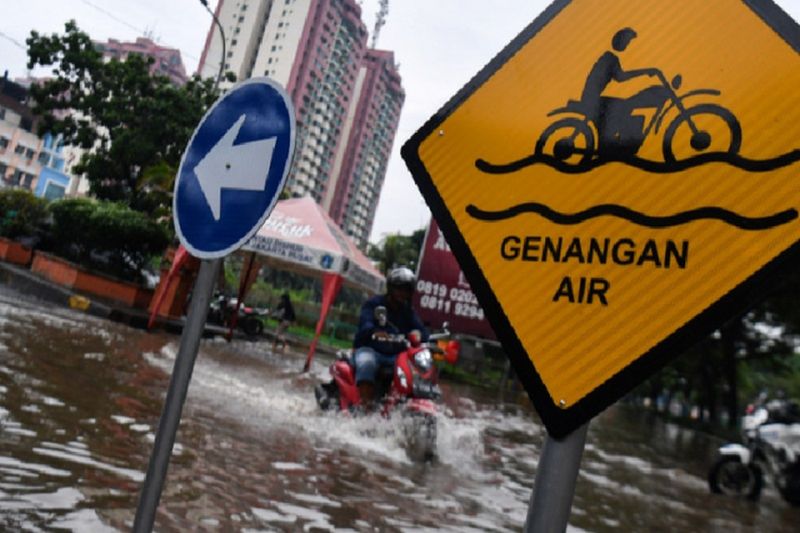 Hujan lebat, 32 RT di Jakarta banjir dan 15 ruas jalan tergenang