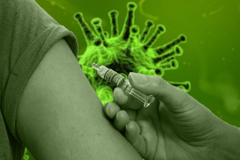 Vaksinasi tergesa ala Luhut: Risiko kemahalan dan rasa aman palsu