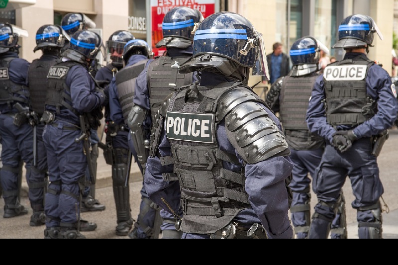 Polisi Prancis lakukan penggerebekan setelah pembunuhan seorang guru 