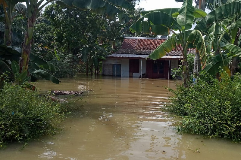 Terkena banjir, 2 warga positif Covid di Cilacap dievakuasi ke rumah sakit