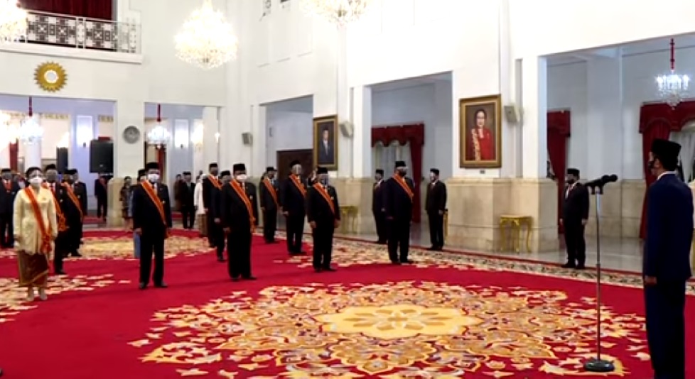 Presiden beri tanda jasa kepada mantan menteri, termasuk Puan Maharani