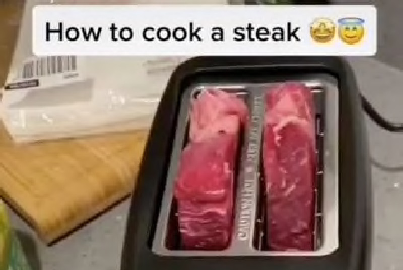 Memasak steak di pemanggang roti
