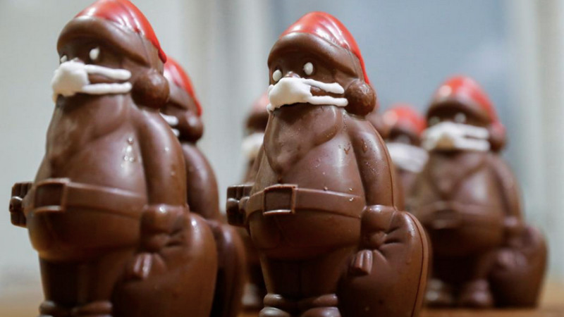 Seniman Hongaria buat kue cokelat Sinterklas bermasker
