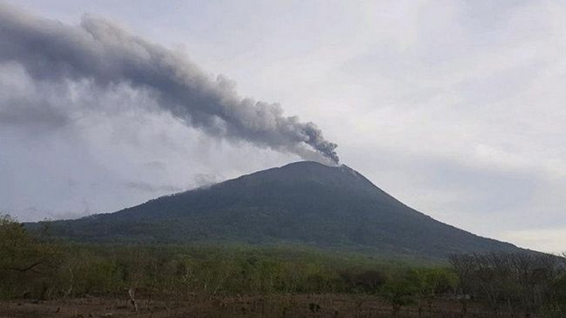 Gunung Ili Lewotolo di NTT erupsi pagi tadi