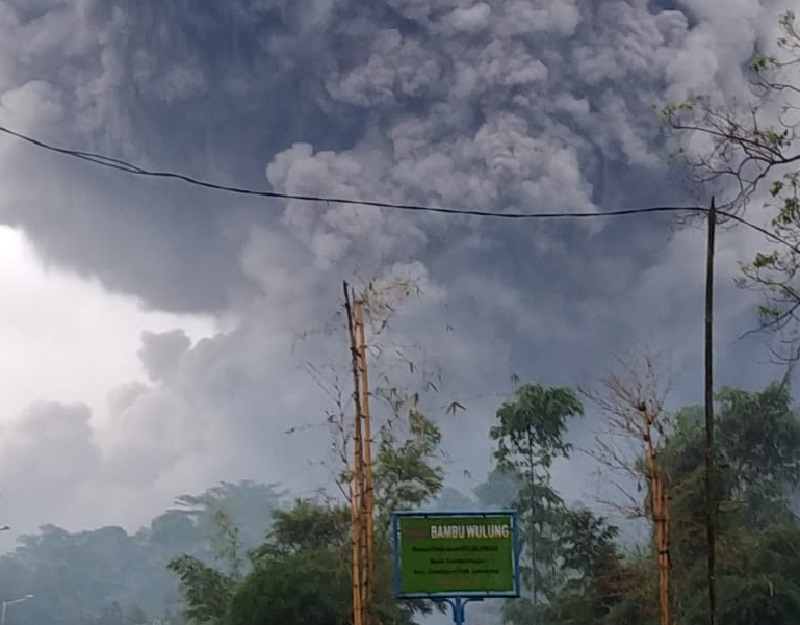 Gunung Semeru keluarkan awan panas guguran sejauh 4,5 kilometer