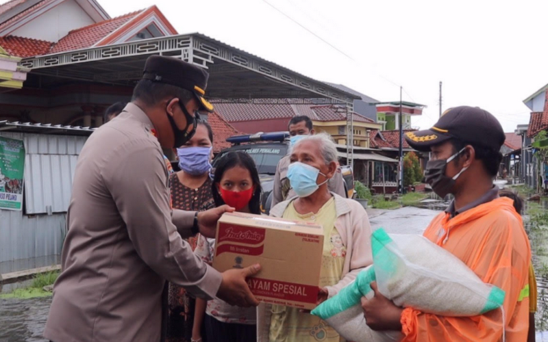 Polres Pemalang serahkan bantuan sembako untuk korban banjir