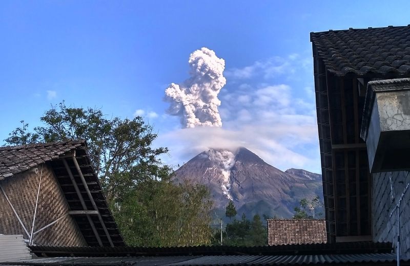 Daerah sekitar Gunung Merapi mulai rasakan hujan abu vulkanik 
