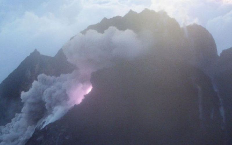 Aktivitas awan panas dan guguran lava Gunung Merapi masih tinggi
