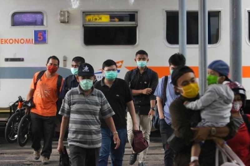 Kereta api tertahan banjir Kota Semarang, KAI minta maaf 