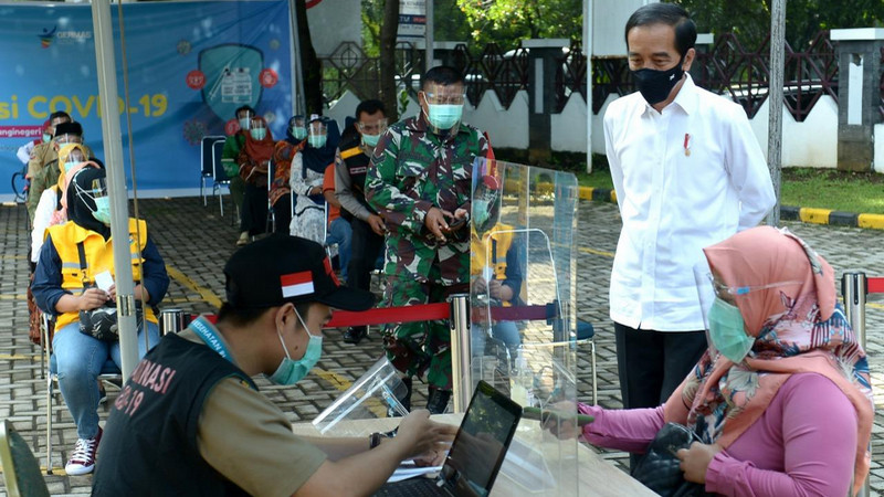Jokowi minta vaksinasi massal di GOR dan balai kota
