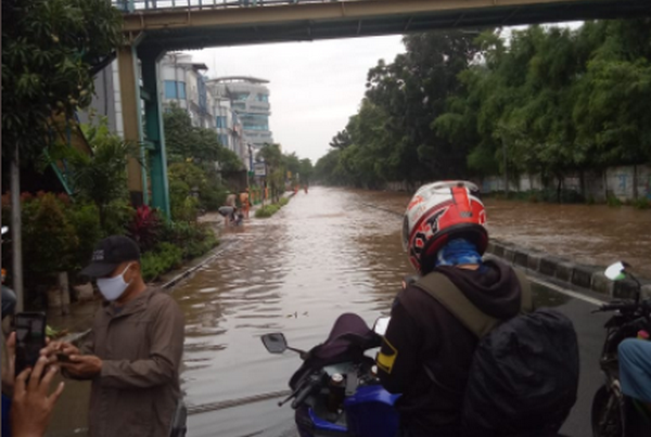 Sejumlah ruas jalan Jakarta tergenang, pengendara diminta cari jalur alternatif