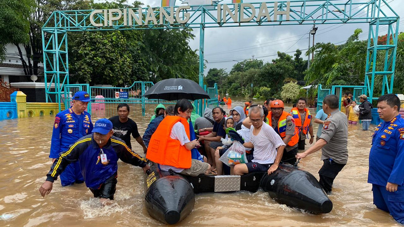 Ribuan personel TNI-Polri masih dikerahkan tangani banjir