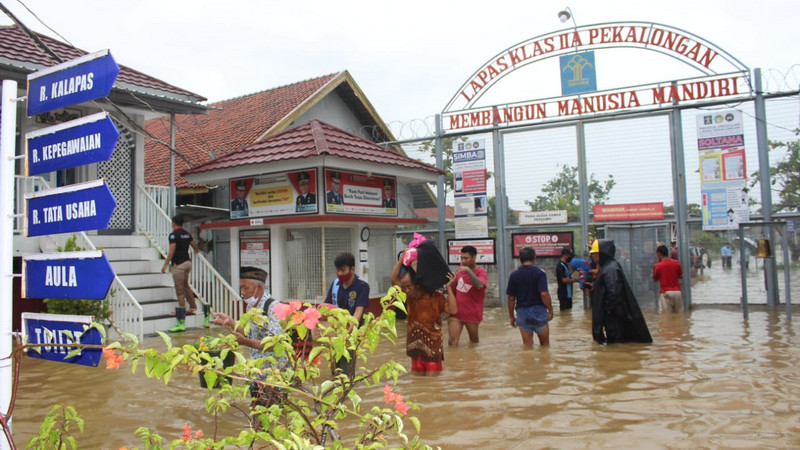 Ganjar minta pemerintah pusat bantu tangani banjir pantura