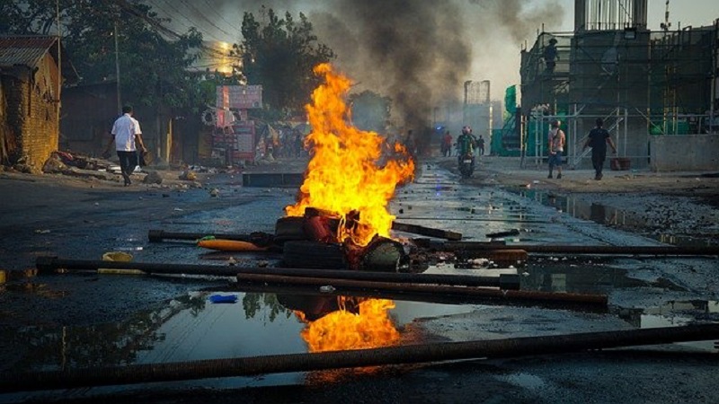Memanas, massa pro dan antimiliter Myanmar bentrok di Yangon