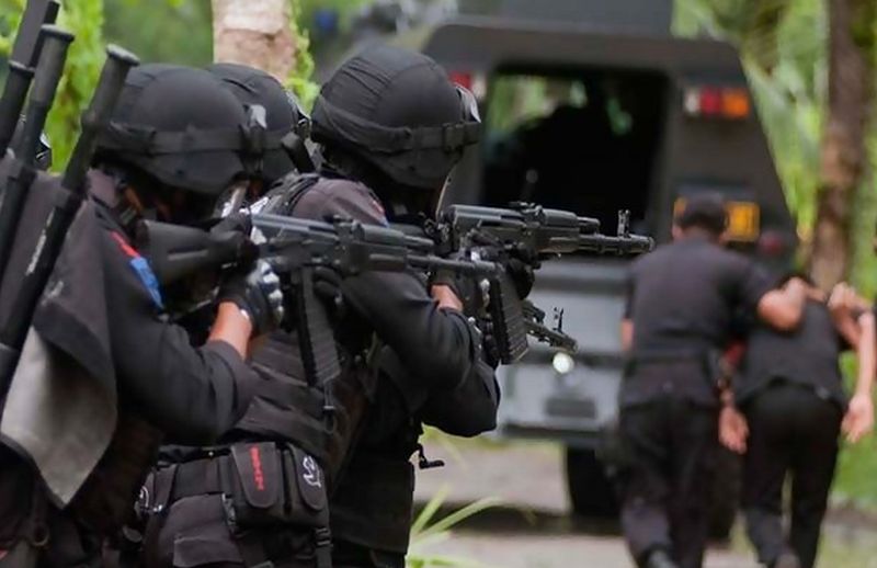 Densus 88 geledah 2 lokasi terkait bom di Makassar