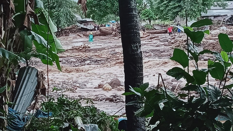 Banjir bandang NTT, Jokowi: Bantuan belum bisa masuk lokasi pengungsian