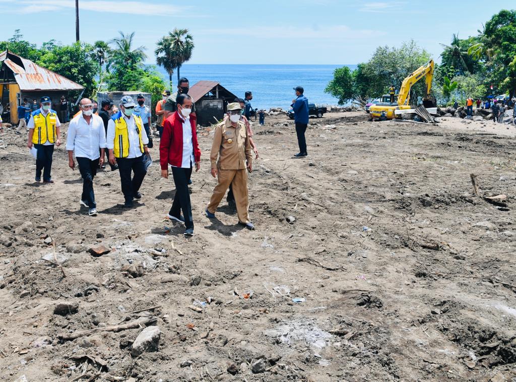 Kunjungi lokasi banjir NTT, Jokowi perintahkan cari korban hilang 