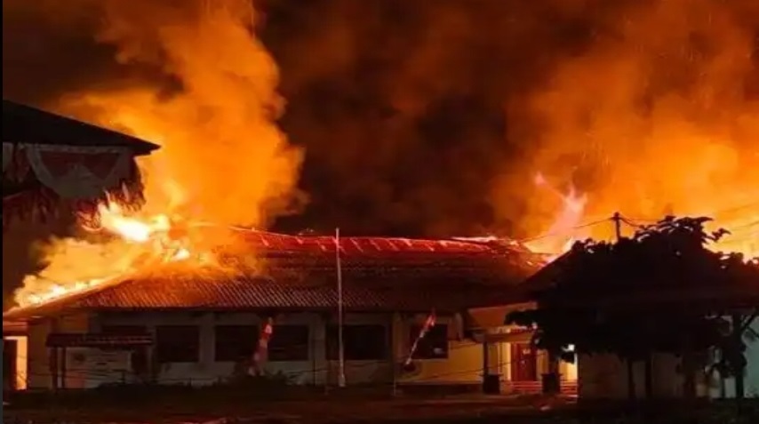 Teror berlanjut, KKB bakar gedung sekolah