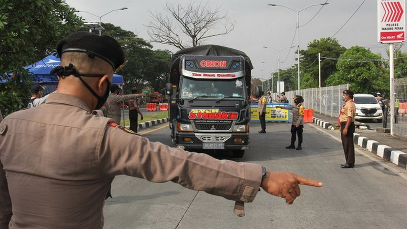 Diperketat, akses warga di perbatasan Surabaya-Madura